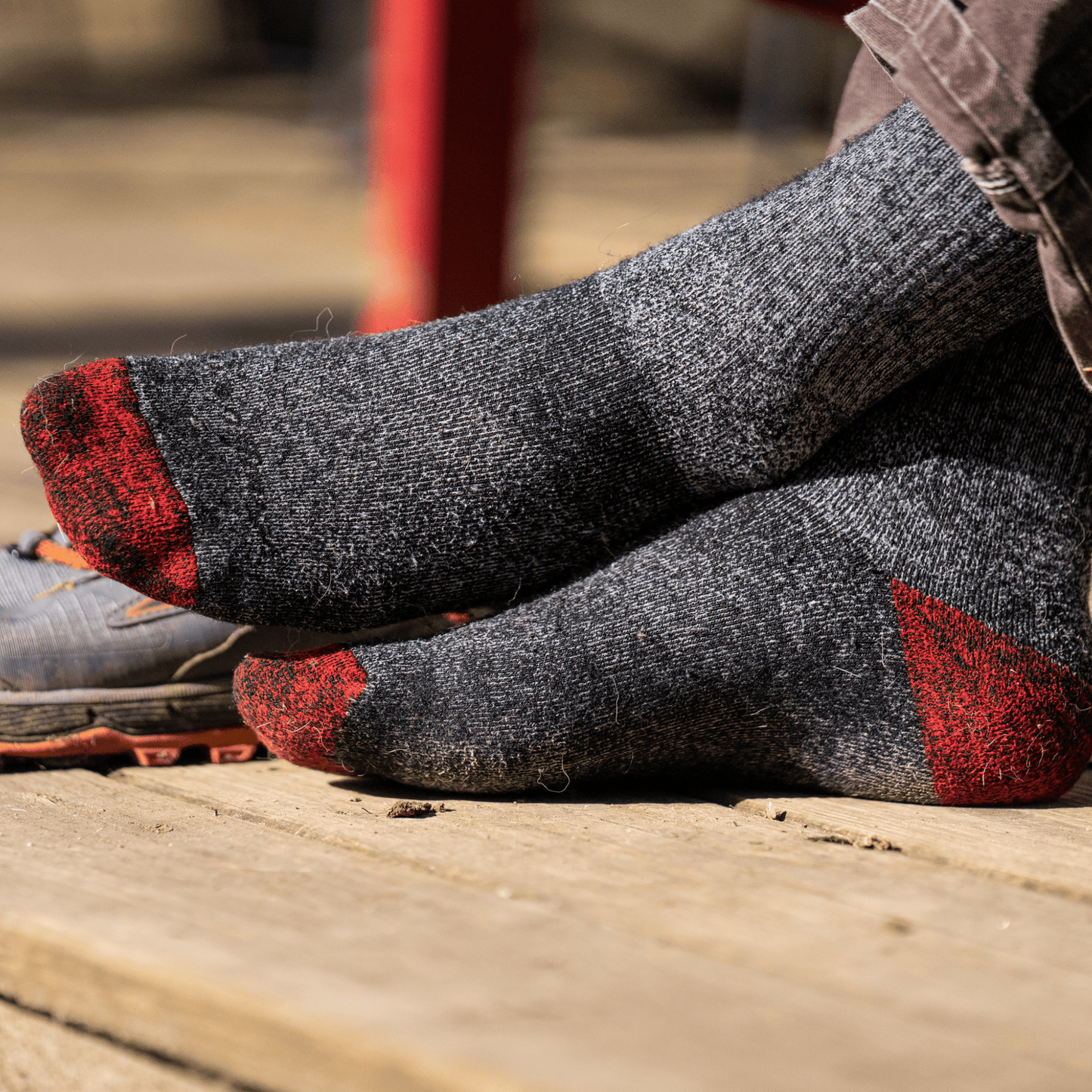 Darn Tough Men's Mountaineering Over-the-Calf Heavyweight with Full Cushion Hiking Sock - Smoke